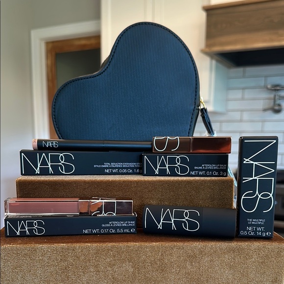 NARS 4 Piece Set With Heart Bag - Picture 1 of 3